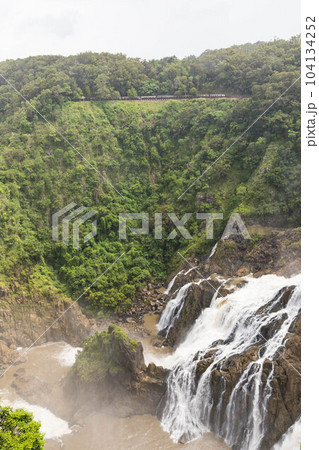 ケアンズ郊外のスカイレールの展望台から見たバロン滝 104134252