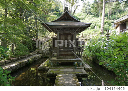 岡山県津山市にある紫陽花寺で知られる天台宗「長法寺」:弁天堂 岡山県津山市にある紫陽花寺で知られる天台宗「長法寺」:弁天堂 104134406