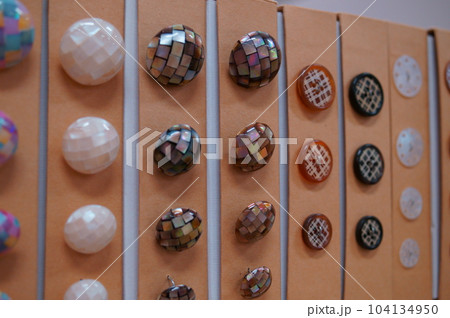 様々なデザインと大きさの洋服ボタン 104134950