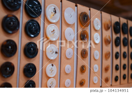 様々なデザインと大きさの洋服ボタン 104134951