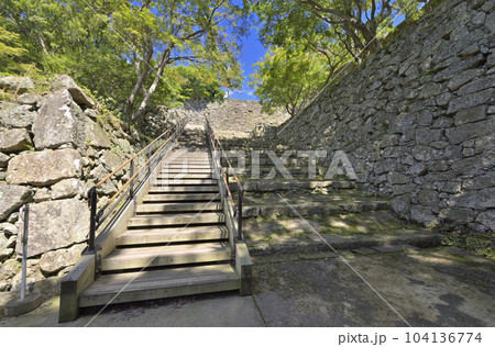 津山城 裏中門付近から見上げた石段(岡山県津山市) 津山城 裏中門付近から見上げた石段(岡山県津山市) 104136774