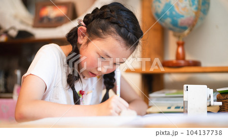 勉強をする女の子 勉強をする女の子 104137738