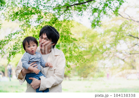 育休中のパパと散歩に出かける男の子の赤ちゃん 育休中のパパと散歩に出かける男の子の赤ちゃん 104138338