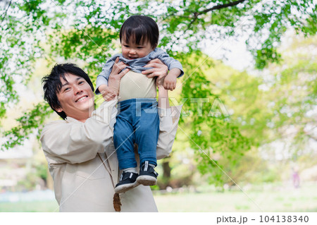 育休中のパパと散歩に出かける男の子の赤ちゃん 育休中のパパと散歩に出かける男の子の赤ちゃん 104138340