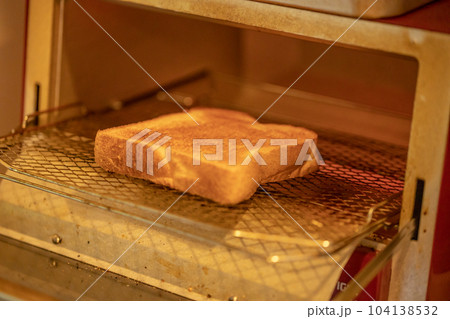 トースターでこんがり焼いた食パン 104138532