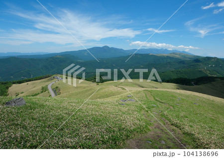 霧ヶ峰高原。日本の雄大な自然。百名山 霧ヶ峰高原。日本の雄大な自然。百名山 104138696