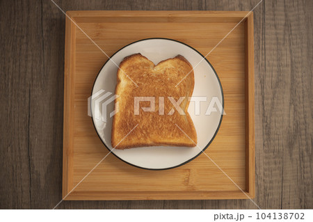 丸い皿とこんがり焼いたトースト　 104138702
