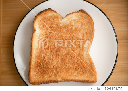 丸い皿とこんがり焼いたトースト 丸い皿とこんがり焼いたトースト 104138704
