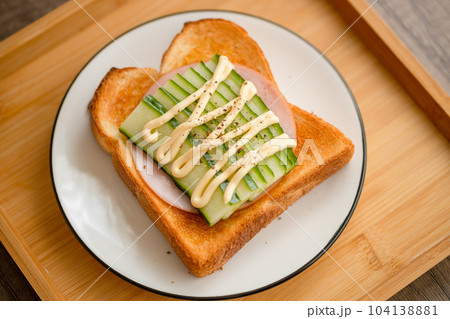 ハムと胡瓜のサンドイッチ 朝食の配膳 ハムと胡瓜のサンドイッチ 朝食の配膳 104138881