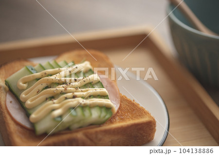 ハムと胡瓜のサンドイッチ 朝食の配膳 ハムと胡瓜のサンドイッチ 朝食の配膳 104138886