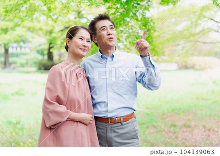 外を散歩するシニアの夫婦 外を散歩するシニアの夫婦 104139063