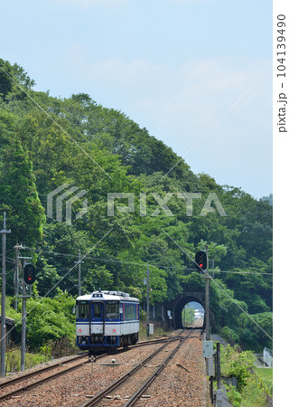 緑深い山のトンネルへ向かうローカル線普通列車です。 緑深い山のトンネルへ向かうローカル線普通列車です。 104139490