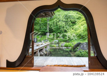吉祥寺本堂から見る青龍の滝 群馬県川場村 吉祥寺本堂から見る青龍の滝 群馬県川場村 104139524