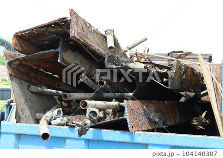 廃材を積んだトラック 廃材を積んだトラック 104140307