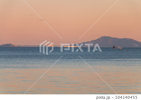 夕暮れの海 104140455