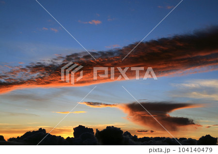 茜雲と低層の黒雲（北岳肩より） 104140479