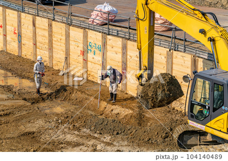 油圧ショベル　高低差　掘削　親杭横矢板工法　レベル 104140489