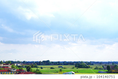 広々としたイタリア郊外の田園風景 104140751