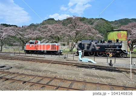若桜鉄道若桜線の終着駅　駅舎と機関車 104140816