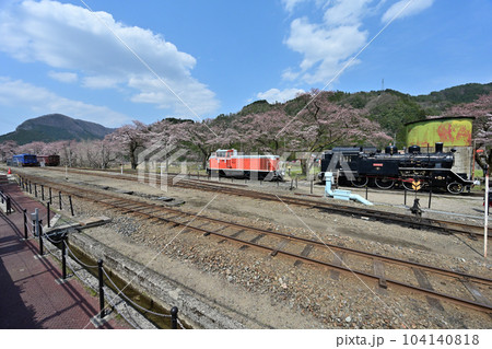 若桜鉄道若桜線の終着駅　駅舎と機関車 104140818