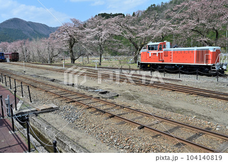 若桜鉄道若桜線の終着駅　駅舎と機関車 104140819