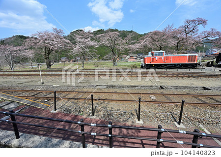 若桜鉄道若桜線の終着駅　駅舎と機関車 104140823