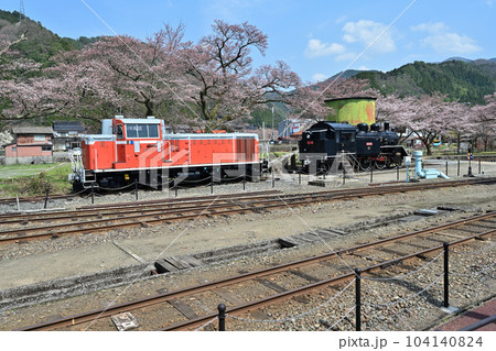 若桜鉄道若桜線の終着駅　駅舎と機関車 104140824
