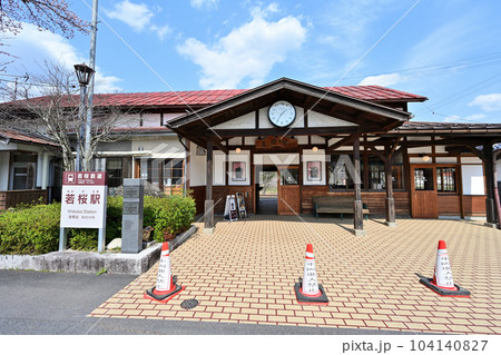 若桜鉄道若桜線の終着駅　駅舎と機関車 104140827