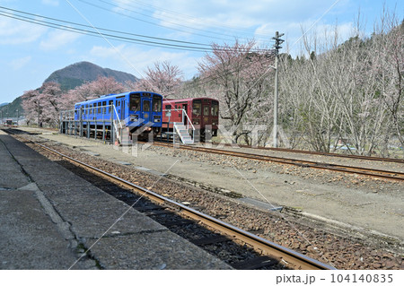 若桜鉄道若桜線の終着駅　駅舎と機関車 104140835