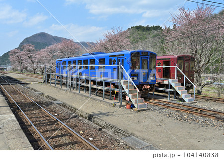 若桜鉄道若桜線の終着駅　駅舎と機関車 104140838
