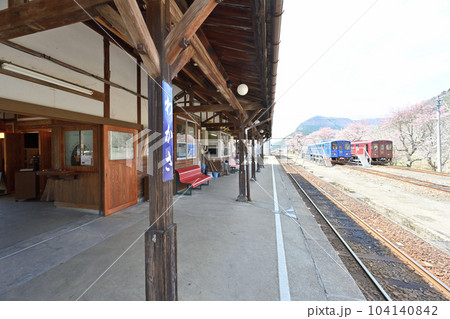 若桜鉄道若桜線の終着駅　駅舎と機関車 104140842