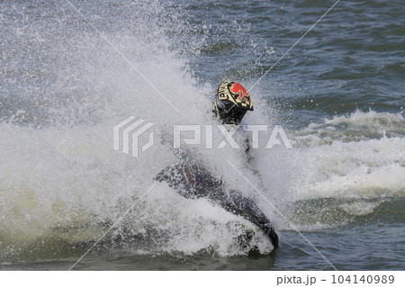 水しぶきを上げてターンするジェットスキー　マリンスポーツ 104140989