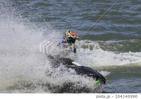 水しぶきを上げてターンするジェットスキー　マリンスポーツ 104140990