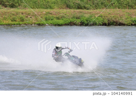 水しぶきを上げてターンするジェットスキー　マリンスポーツ 104140991