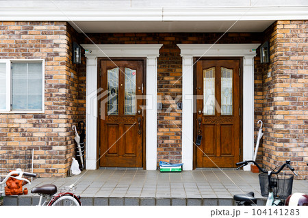 二世帯住宅の玄関ドア 104141283