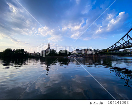 ライン川から望む対岸の教会 ライン川から望む対岸の教会 104141398