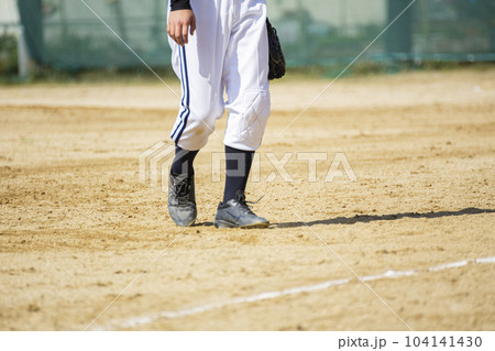 野球少年の足元 104141430