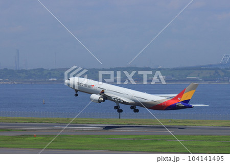 羽田空港を離陸するアシアナ航空機　海外旅行　韓国旅行　インバウンド 104141495