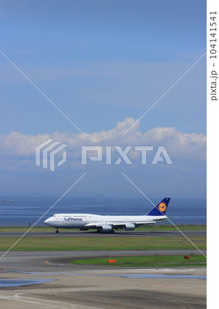 羽田空港を離陸するルフトハンザ機 747 ジャンボジェット 羽田空港を離陸するルフトハンザ機 747 ジャンボジェット 104141541