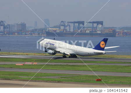 羽田空港を離陸するルフトハンザ機　747　ジャンボジェット 104141542
