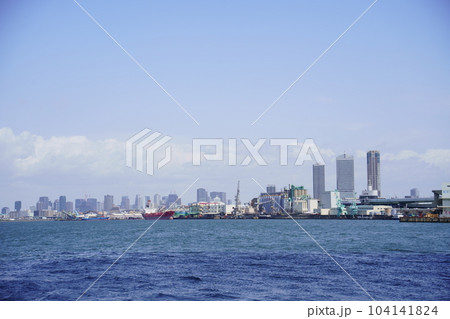 大阪港と大阪ベイタワー(大阪市港区) 大阪港と大阪ベイタワー(大阪市港区) 104141824