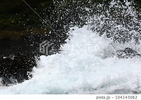 荒波、水しぶき 荒波、水しぶき 104143062