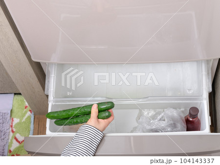 【野菜室からきゅうりを出す主婦】 【野菜室からきゅうりを出す主婦】 104143337