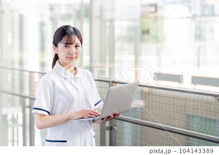 医療DXに取り組む若い看護師。 104143389