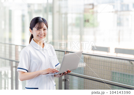 医療DXに取り組む若い看護師。 医療DXに取り組む若い看護師。 104143390