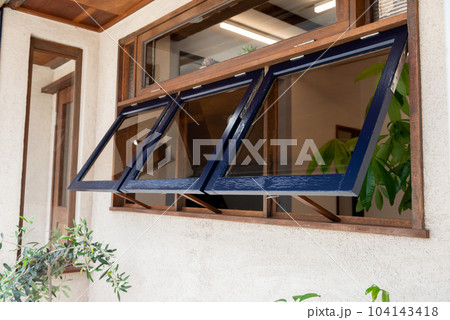 木製の突き出し窓　下開き窓　室内通風窓　 104143418