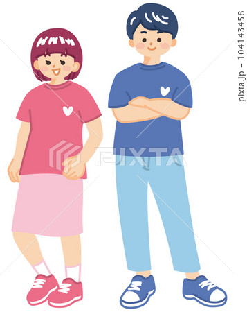 お揃いの服を着て寄り添う若いカップル　ペアルック 104143458