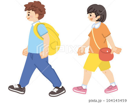 バッグを持って歩く子供 104143459