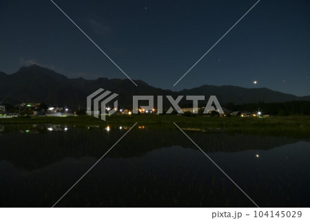 北杜市白州町、南アルプスの山際に降りた金星と火星を映す田植えの済んだ田んぼ 北杜市白州町、南アルプスの山際に降りた金星と火星を映す田植えの済んだ田んぼ 104145029