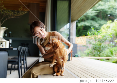 ダックスフンドを撫でる女性 ダックスフンドを撫でる女性 104145227